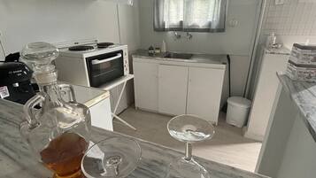 KĂŒhlschrank, Ofen, Herdplatte, Wasserkocher mit Kaffee-/Teezubehör