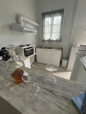 A kitchen with a microwave, oven, sink, and cabinets. - Apartment "Stenies' Nook" with Sea View, Shared Garden & Wi-Fi (??d???)