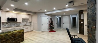 Relax, feel home: 2 Bed, Large Living & Home Theatre green home upscale neighbor