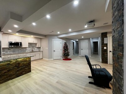 Relax, feel home: 2 Bed, Large Living & Home Theatre green home upscale neighbor
