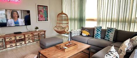 Appartement, 2 slaapkamers, toegankelijk voor mindervaliden, roken | Woonkamer | Boeken