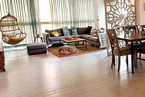 Apartment, 2 Bedrooms, Accessible, Smoking | Living area