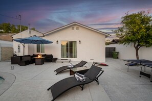 Terrace/patio - Cozy 3BR Oasis w/Pool in NoHo (burbank)