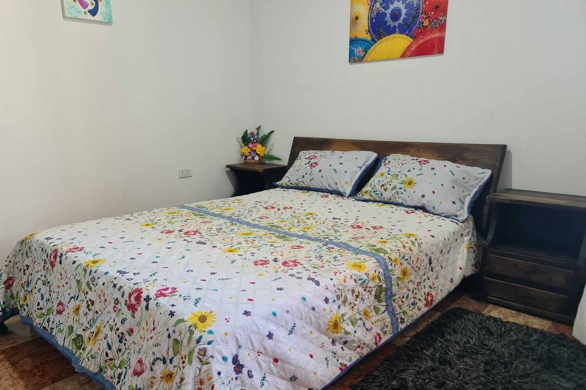 Quarto casal clássico | Roupas de cama antialérgicas, cortinas blackout