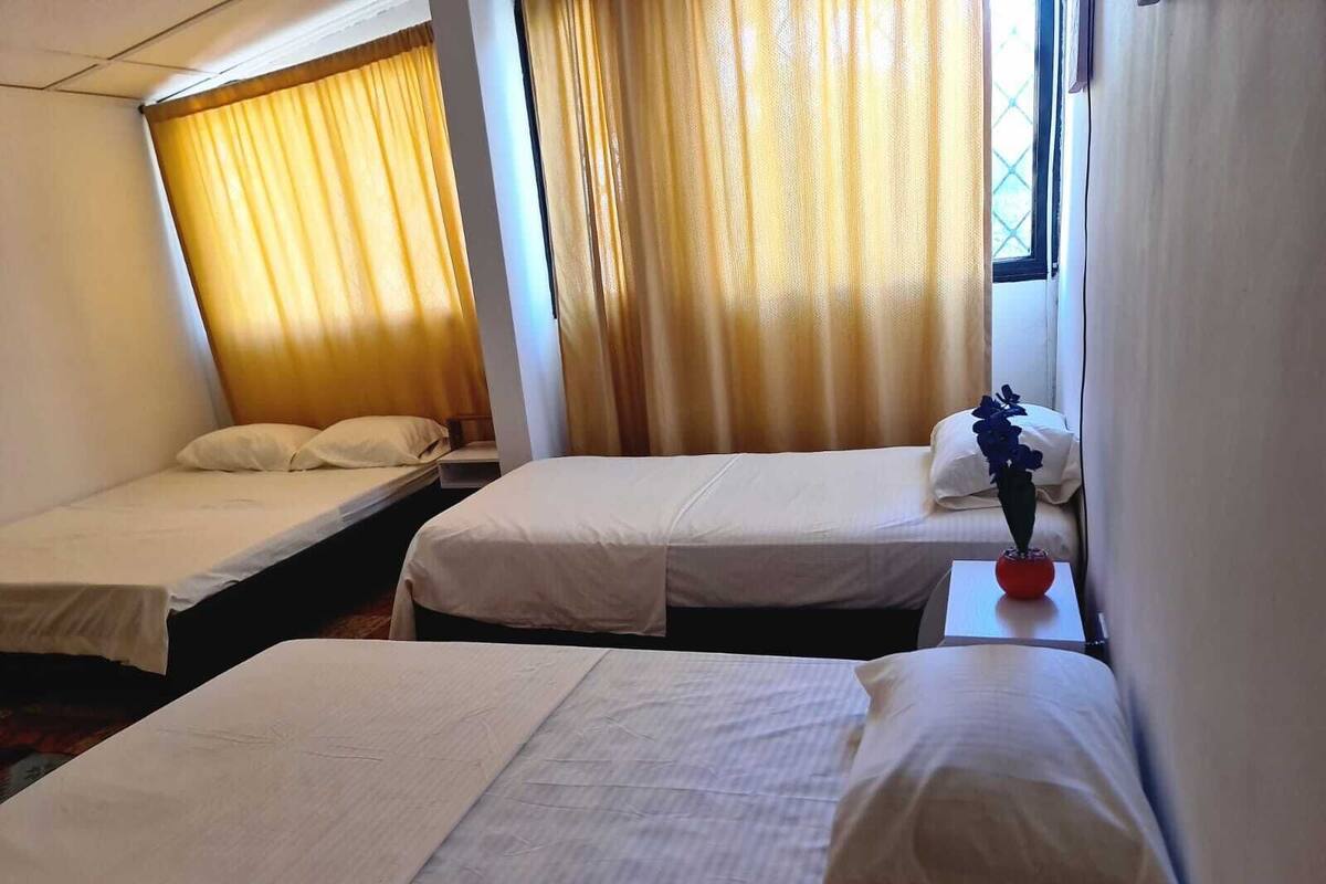Quarto quádruplo clássico | Roupas de cama antialérgicas, cortinas blackout