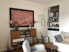 Books, music library, video library, stereo - Countryside in Paris! Beautiful, overlooking gardens, terrace, luxury residence. (Paris)