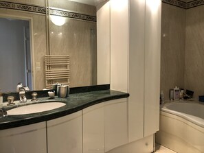 シャワー、タオル、石鹸、トイレットペーパー