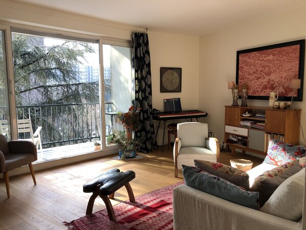 書庫、ミュージックライブラリ、ビデオライブラリ、ステレオ