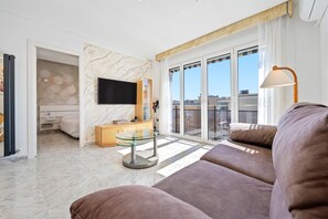 TV - Apartment with Private Terrace, Whirlpool, Wi-Fi and Air Conditioning (El vendrell)