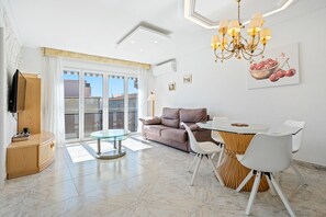 TV - Apartment with Private Terrace, Whirlpool, Wi-Fi and Air Conditioning (El vendrell)