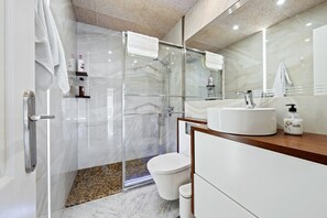 Een douche, een haardroger, handdoeken