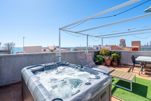Outdoor dining - Apartment with Private Terrace, Whirlpool, Wi-Fi and Air Conditioning (El vendrell)