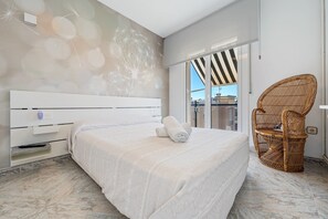 2 bedrooms, iron/ironing board, free WiFi, bed sheets - Apartment with Private Terrace, Whirlpool, Wi-Fi and Air Conditioning (El vendrell)