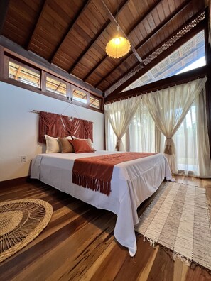 1 quarto, cofres nos quartos, ferros/tábuas de passar roupa