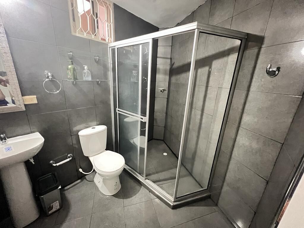 Asciugacapelli, asciugamani, sapone, shampoo