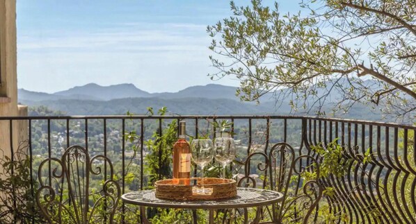 Outdoor dining - Vacation Home "Villa Robinson Belvedere" with Mountain View, Private Pool & Wi-Fi (Montauroux)