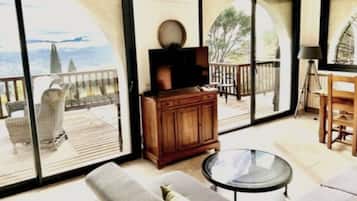 TV, fireplace