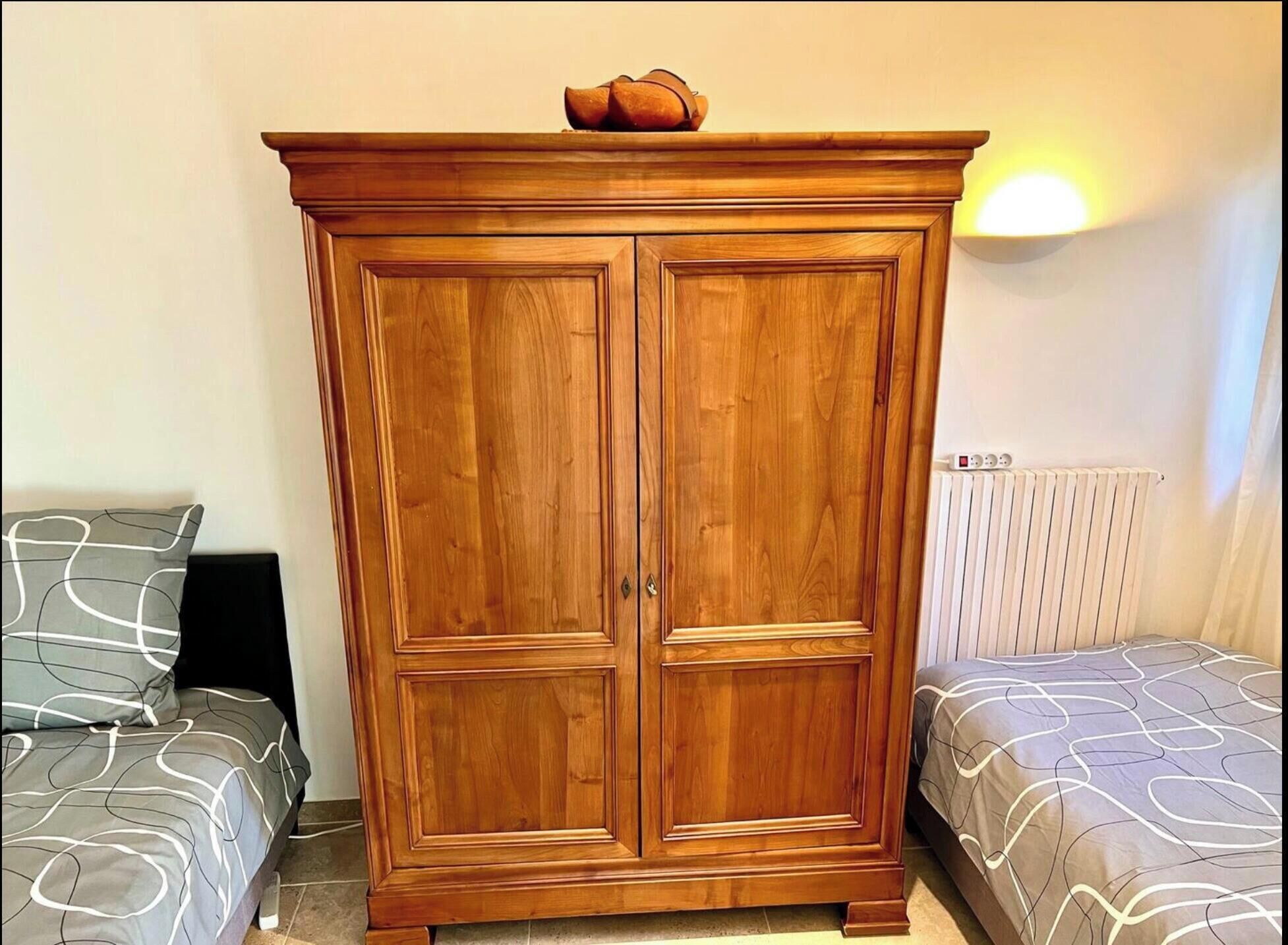 6 bedrooms, iron/ironing board, free WiFi, bed sheets
