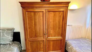 6 bedrooms, iron/ironing board, free WiFi, bed sheets