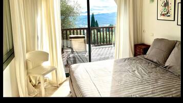 6 bedrooms, iron/ironing board, free WiFi, bed sheets