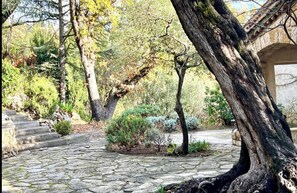 Property grounds - Vacation Home "Villa Robinson Belvedere" with Mountain View, Private Pool & Wi-Fi (Montauroux)