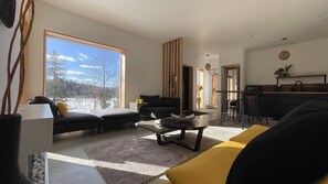 Smart TV, fireplace, books - Nature Eco Suite in Wakefield Quebec. (La Pêche)