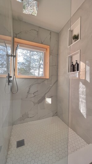Douche, serviettes fournies, savon, shampoing