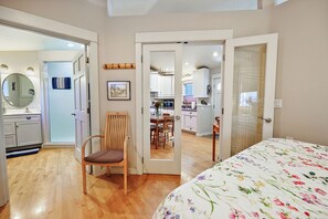 1 bedroom, desk, iron/ironing board, free WiFi - Hanna`s House | Downtown Retreat, Steps to OSF (Ashland)