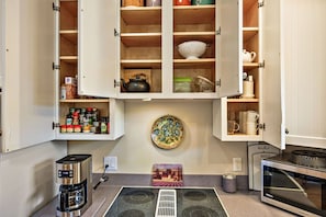 Køleskab, mikrobølgeovn, ovn, kogeplade