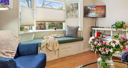 Hanna`s House | Downtown Retreat, Steps to OSF