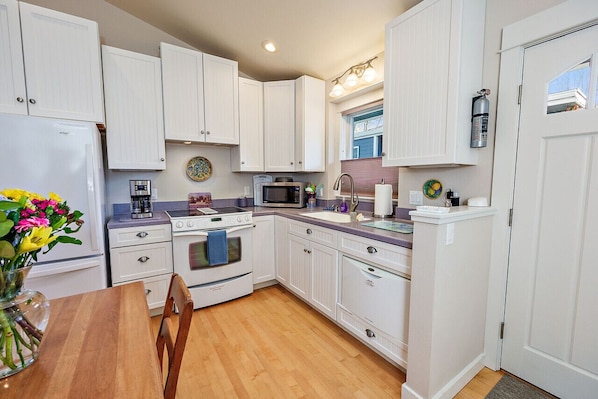 Køleskab, mikrobølgeovn, ovn, kogeplade