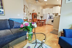 Smart TV - Hanna`s House | Downtown Retreat, Steps to OSF (Ashland)