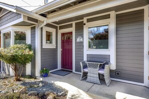 Outdoor dining - Hanna`s House | Downtown Retreat, Steps to OSF (Ashland)