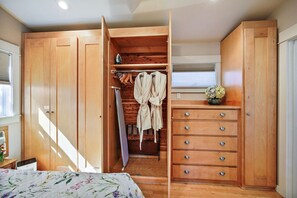 1 bedroom, desk, free WiFi, bed sheets