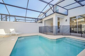Una piscina al aire libre, una piscina climatizada