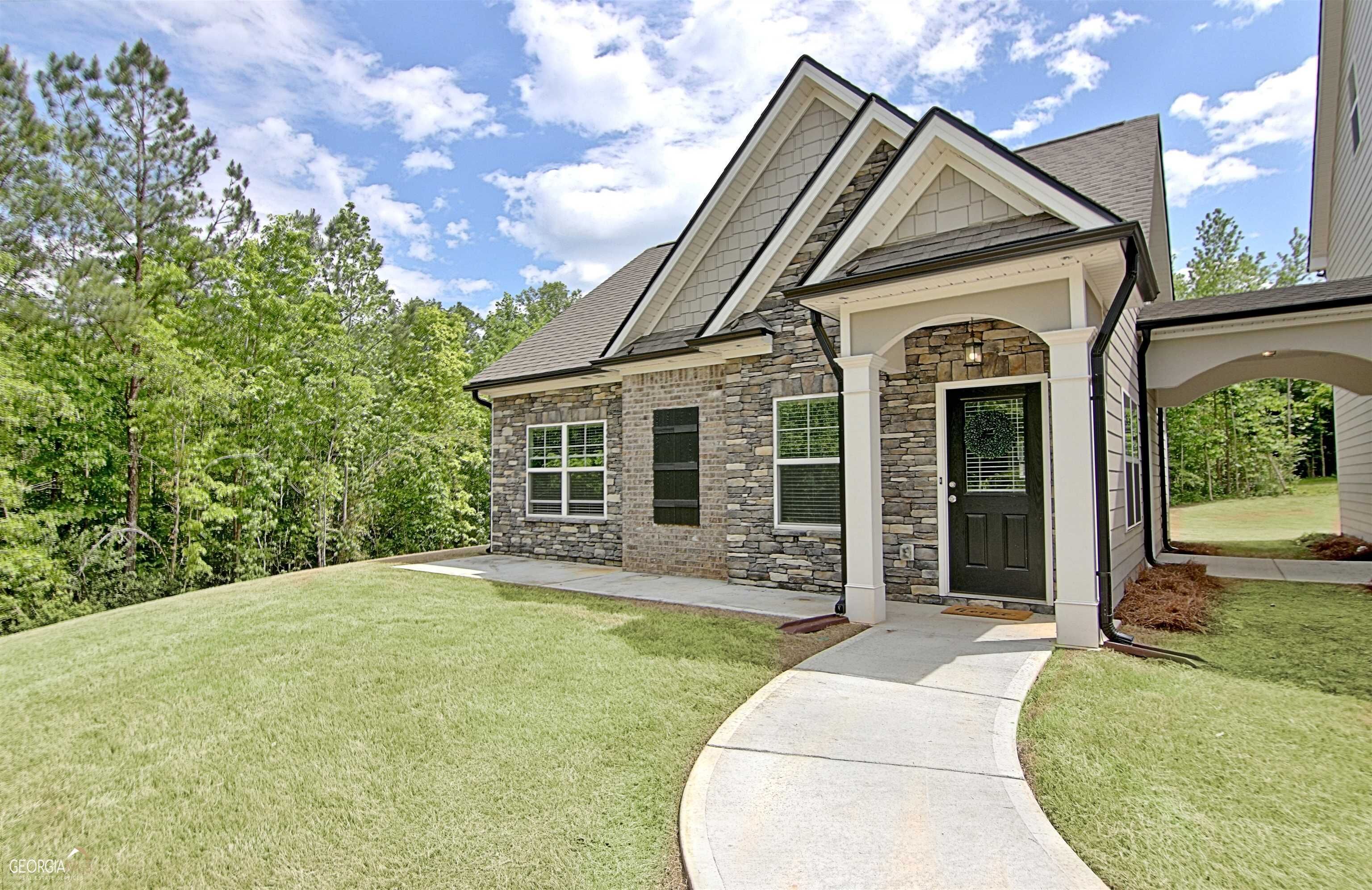 2 Bedroom Newnan Guest House built in 2022 with full kitchen and laundry room!