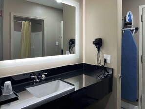 Combined shower/tub, rainfall showerhead, towels, soap - Motel 6 Houma, LA (Houma)