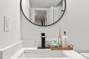 Een haardroger, handdoeken