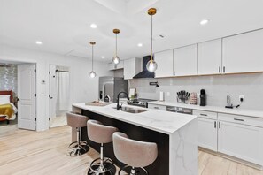 Fridge, microwave, oven, stovetop - Luxury Living Minutes from Downtown- 4 Bedroom Gem (Atlanta)