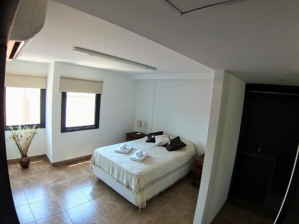 2 chambres, fer et planche à repasser, Wi-Fi, draps fournis