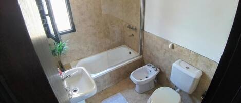 Sèche-cheveux, bidet, serviettes fournies, savon