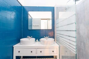 Ducha, secador de pelo, toallas