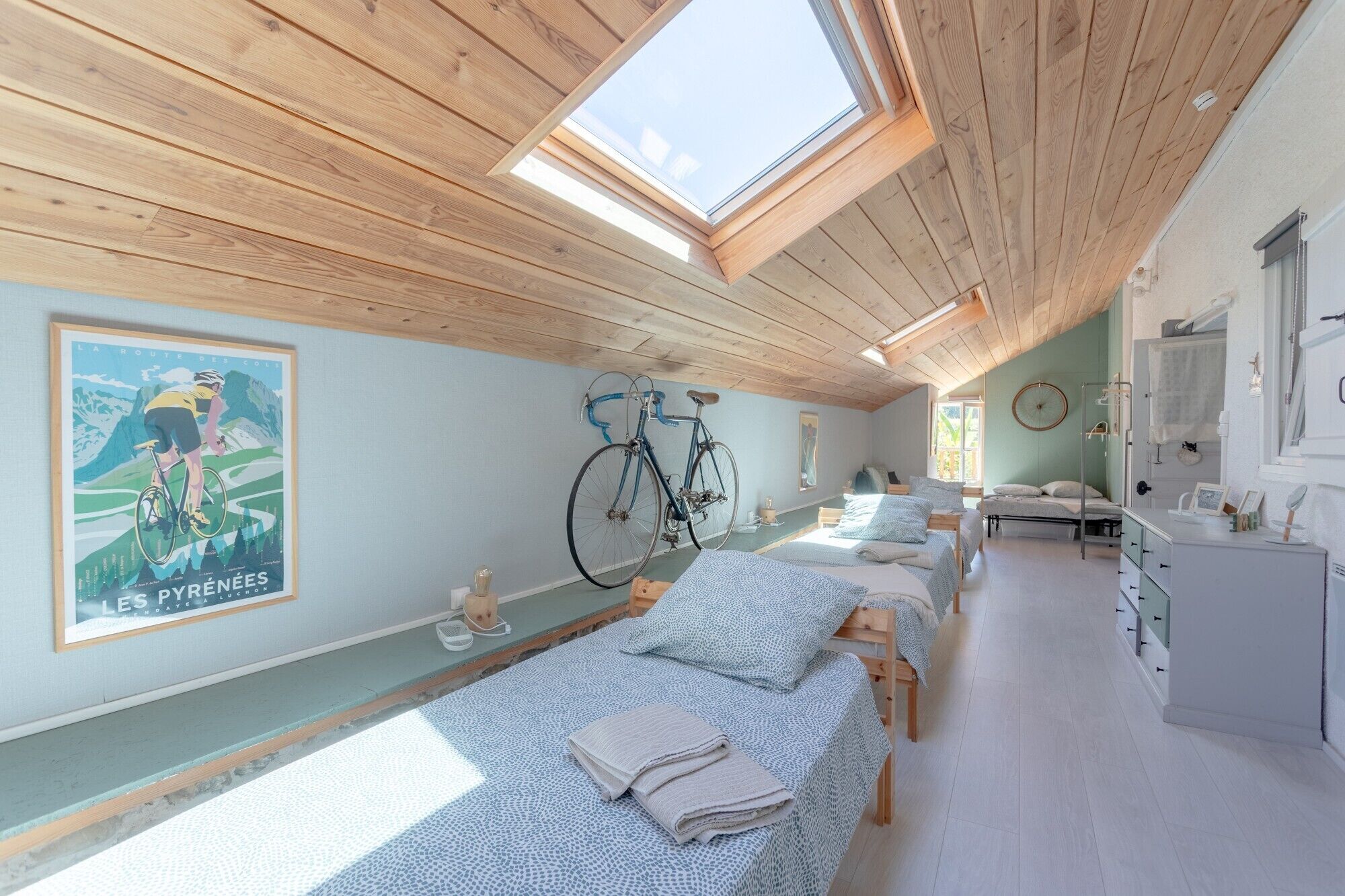 4 quartos, Wi-Fi de cortesia, roupa de cama