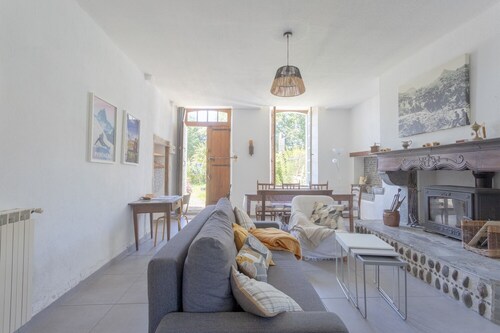 Gîte in Historic Home "Etape En Barétous" with Private Terrace, Garden, and Wi-Fi