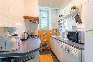 Réfrigérateur, four à micro-ondes, un four, surface de cuisson