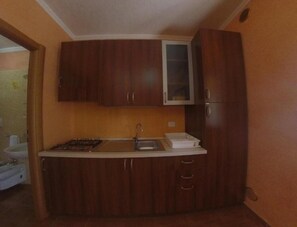 Refrigerador, parrilla de estufa y utensilios de cocina 