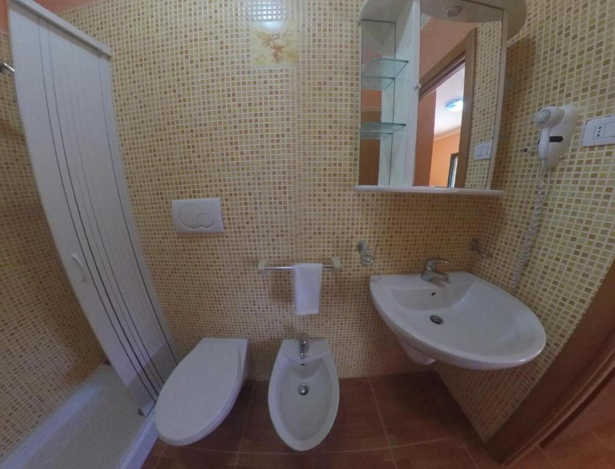 Een douche, een haardroger, handdoeken