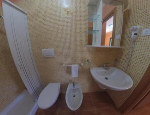 Een douche, een haardroger, handdoeken
