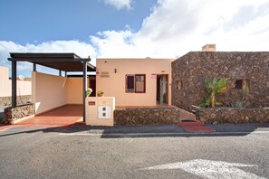 Exterior - Vacation Villa 'Amistad' with Private Pool, Private Terrace and Wi-Fi (Corralejo)