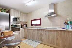 Geladeira, micro-ondas, cooktop, lava-louças